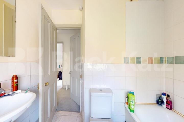 Triplex Georgian townhouse with two bathrooms and patio garden Henshaw Street, Elephant and Castle/Borough